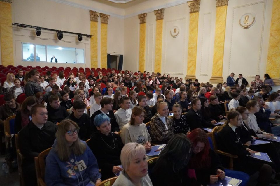 Александр Шатов: Сахалинская область помогает молодежи Шахтерска с профориентацией Александр Шатов: Сахалинская область помогает молодежи Шахтерска с профориентацией