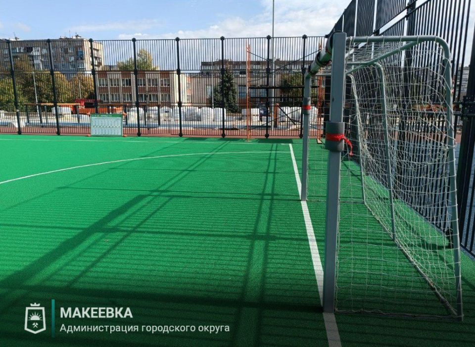 Благодаря Югре в Макеевке появилось футбольное поле Благодаря Югре в Макеевке появилось футбольное поле