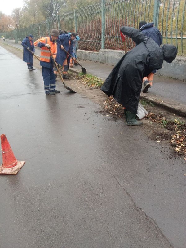 Наталья Бегуненко: Специалисты Петровского участка МУП АГОД ДНР «Дорожное ремонтно-строительное управление» выполняют работы по уборке от грязи прибордюрной части автодорог по улице Родионова Наталья Бегуненко: Специалисты Петровского участка МУП АГОД ДНР «Дорожное ремонтно-строительное управление» выполняют работы по уборке от грязи прибордюрной части автодорог по улице Родионова