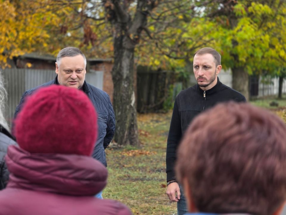 Иван Адамец: Алексей Шлапак, заместитель руководителя управы Куйбышевского района, совместно с депутатом Донецкого городского совета Сергеем Остапенко провели встречу с жителями улицы Краснознамённая, в ходе которой обсудили... Иван Адамец: Алексей Шлапак, заместитель руководителя управы Куйбышевского района, совместно с депутатом Донецкого городского совета Сергеем Остапенко провели встречу с жителями улицы Краснознамённая, в ходе которой обсудили...