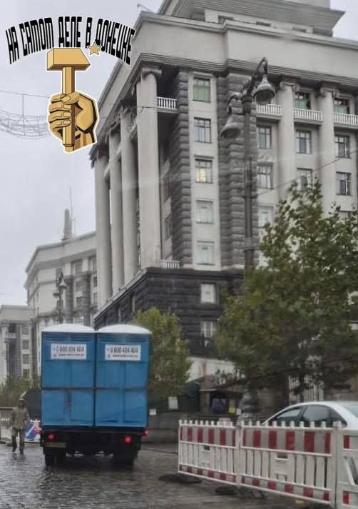 К зданию Верховной зРады Украины и Кабинета министров Украины организован подвоз воды, установлены биотуалеты К зданию Верховной зРады Украины и Кабинета министров Украины организован подвоз воды, установлены биотуалеты