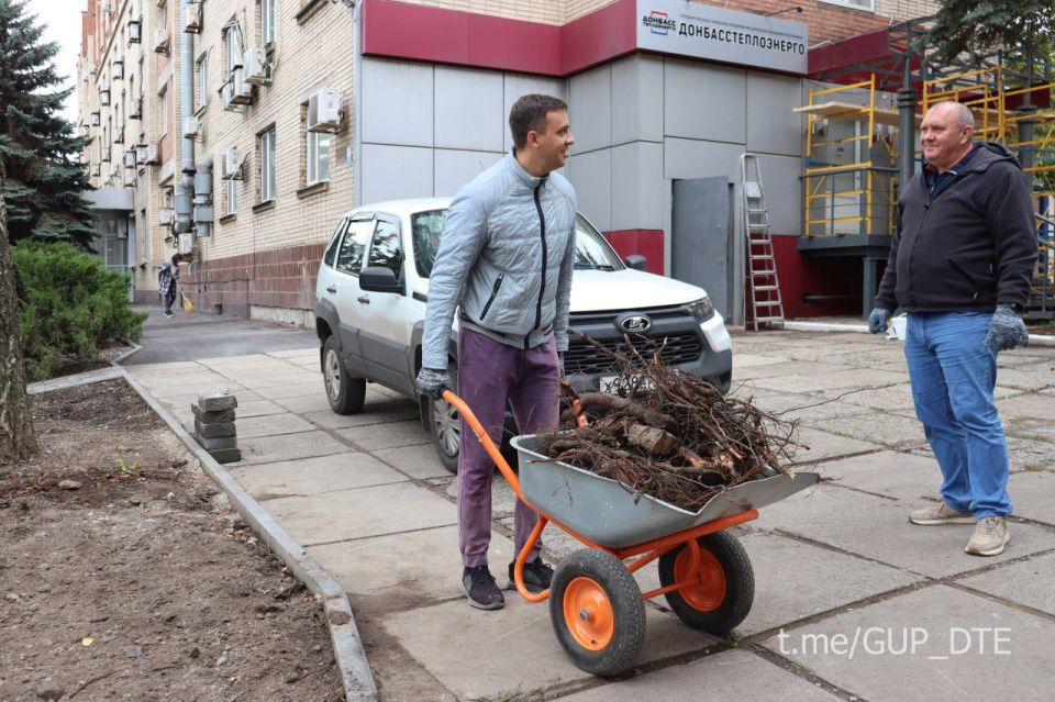 ВКЛАД В ЧИСТОТУ И ПОРЯДОК: СОТРУДНИКИ «ДОНБАССТЕПЛОЭНЕРГО» УБРАЛИ ТЕРРИТОРИЮ ВОКРУГ АДМИНЗДАНИЯ ПРЕДПРИЯТИЯ ВКЛАД В ЧИСТОТУ И ПОРЯДОК: СОТРУДНИКИ «ДОНБАССТЕПЛОЭНЕРГО» УБРАЛИ ТЕРРИТОРИЮ ВОКРУГ АДМИНЗДАНИЯ ПРЕДПРИЯТИЯ