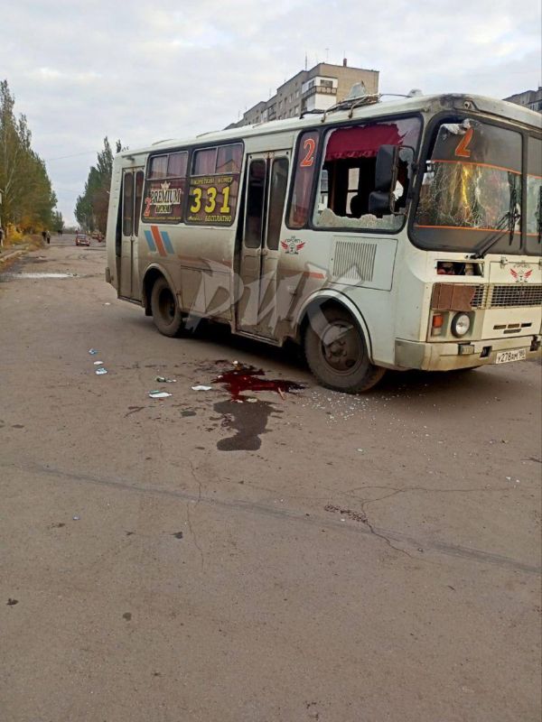 Снова по гражданским. Террористы ВСУ совершили подлый удар по гражданскому автобусу в центре Горловки, применив беспилотник Снова по гражданским. Террористы ВСУ совершили подлый удар по гражданскому автобусу в центре Горловки, применив беспилотник