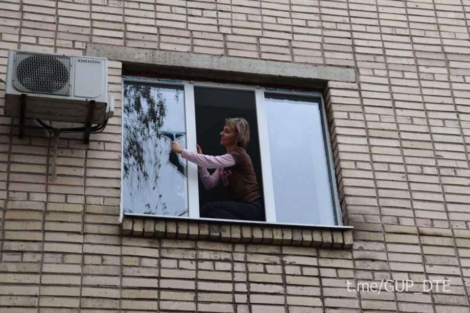 ВКЛАД В ЧИСТОТУ И ПОРЯДОК: СОТРУДНИКИ «ДОНБАССТЕПЛОЭНЕРГО» УБРАЛИ ТЕРРИТОРИЮ ВОКРУГ АДМИНЗДАНИЯ ПРЕДПРИЯТИЯ ВКЛАД В ЧИСТОТУ И ПОРЯДОК: СОТРУДНИКИ «ДОНБАССТЕПЛОЭНЕРГО» УБРАЛИ ТЕРРИТОРИЮ ВОКРУГ АДМИНЗДАНИЯ ПРЕДПРИЯТИЯ
