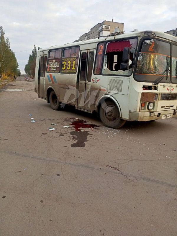 Укронацисты нанесли удар беспилотником по автобусу маршрута № 2 в жилом массиве «Комсомолец» Никитовского района Горловки ДНР, сообщил мэр Иван Приходько Укронацисты нанесли удар беспилотником по автобусу маршрута № 2 в жилом массиве «Комсомолец» Никитовского района Горловки ДНР, сообщил мэр Иван Приходько