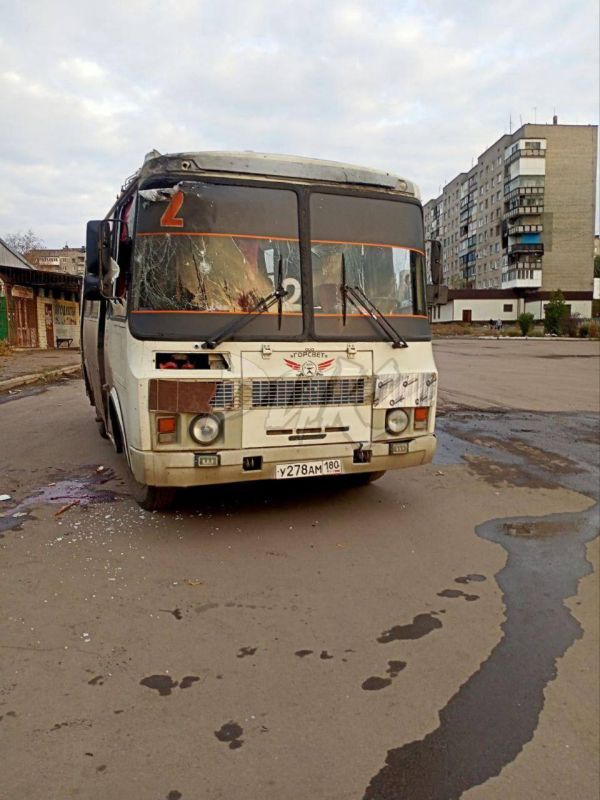 Снова по гражданским. Террористы ВСУ совершили подлый удар по гражданскому автобусу в центре Горловки, применив беспилотник Снова по гражданским. Террористы ВСУ совершили подлый удар по гражданскому автобусу в центре Горловки, применив беспилотник