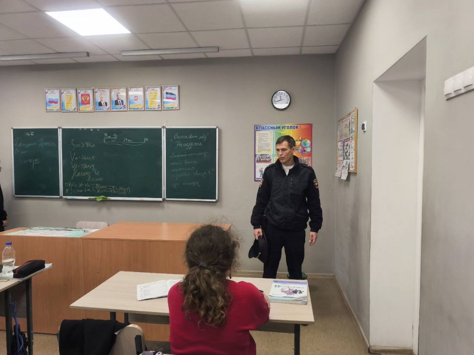 В Мангушской школе №2 состоялась профилактическая беседа с сотрудниками полиции В Мангушской школе №2 состоялась профилактическая беседа с сотрудниками полиции