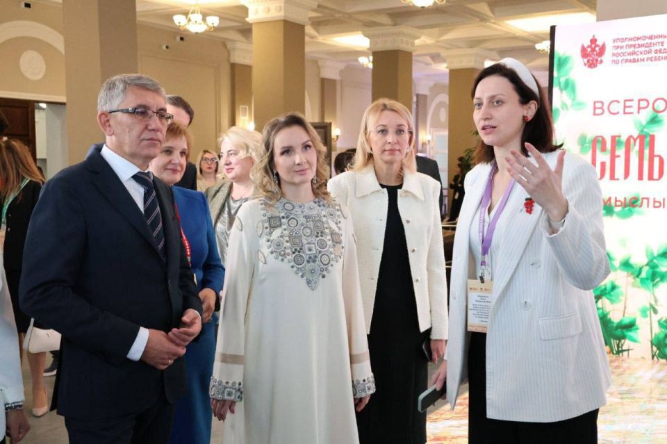 8-9 октября в г. Тула состоялся Всероссийский форум «Семья и культура: смыслы, практики, традиции», в котором приняла участие заместитель министра культуры Донецкой Народной Республики Крохмалюк Вера Геннадьевна 8-9 октября в г. Тула состоялся Всероссийский форум «Семья и культура: смыслы, практики, традиции», в котором приняла участие заместитель министра культуры Донецкой Народной Республики Крохмалюк Вера Геннадьевна