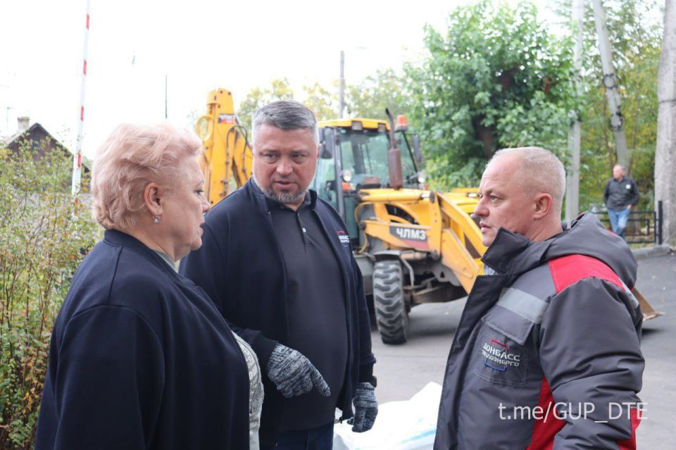 ВКЛАД В ЧИСТОТУ И ПОРЯДОК: СОТРУДНИКИ «ДОНБАССТЕПЛОЭНЕРГО» УБРАЛИ ТЕРРИТОРИЮ ВОКРУГ АДМИНЗДАНИЯ ПРЕДПРИЯТИЯ ВКЛАД В ЧИСТОТУ И ПОРЯДОК: СОТРУДНИКИ «ДОНБАССТЕПЛОЭНЕРГО» УБРАЛИ ТЕРРИТОРИЮ ВОКРУГ АДМИНЗДАНИЯ ПРЕДПРИЯТИЯ