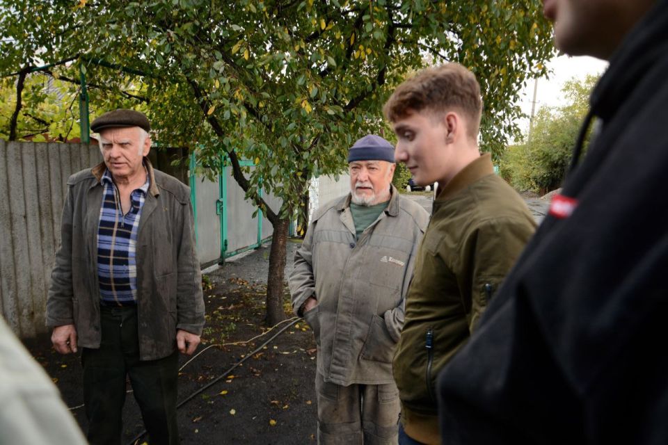 Вместе со сторонниками партии «Новые люди» проконтролировал подвоз воды в переулок Средний города Тореза Вместе со сторонниками партии «Новые люди» проконтролировал подвоз воды в переулок Средний города Тореза