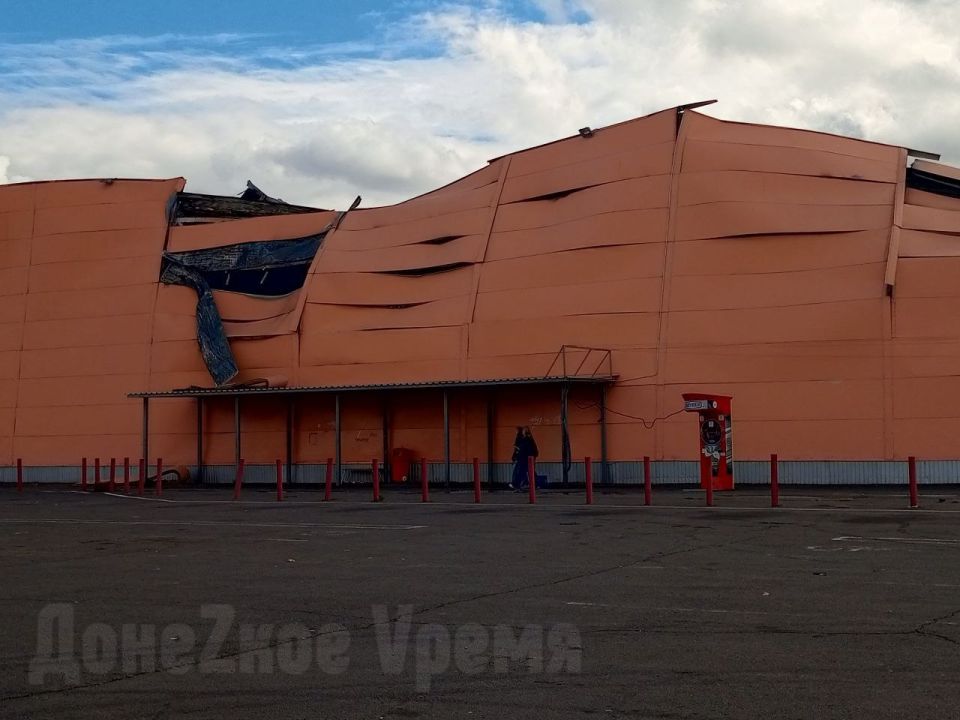 Любопытство пересилило безопасность: к сгоревшему гипермаркету "Сигма-Ленд" потянулись толпы зевак Любопытство пересилило безопасность: к сгоревшему гипермаркету "Сигма-Ленд" потянулись толпы зевак