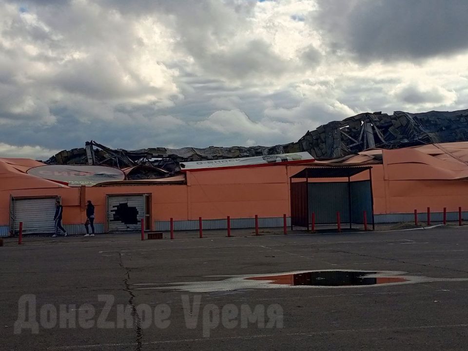 Любопытство пересилило безопасность: к сгоревшему гипермаркету "Сигма-Ленд" потянулись толпы зевак Любопытство пересилило безопасность: к сгоревшему гипермаркету "Сигма-Ленд" потянулись толпы зевак