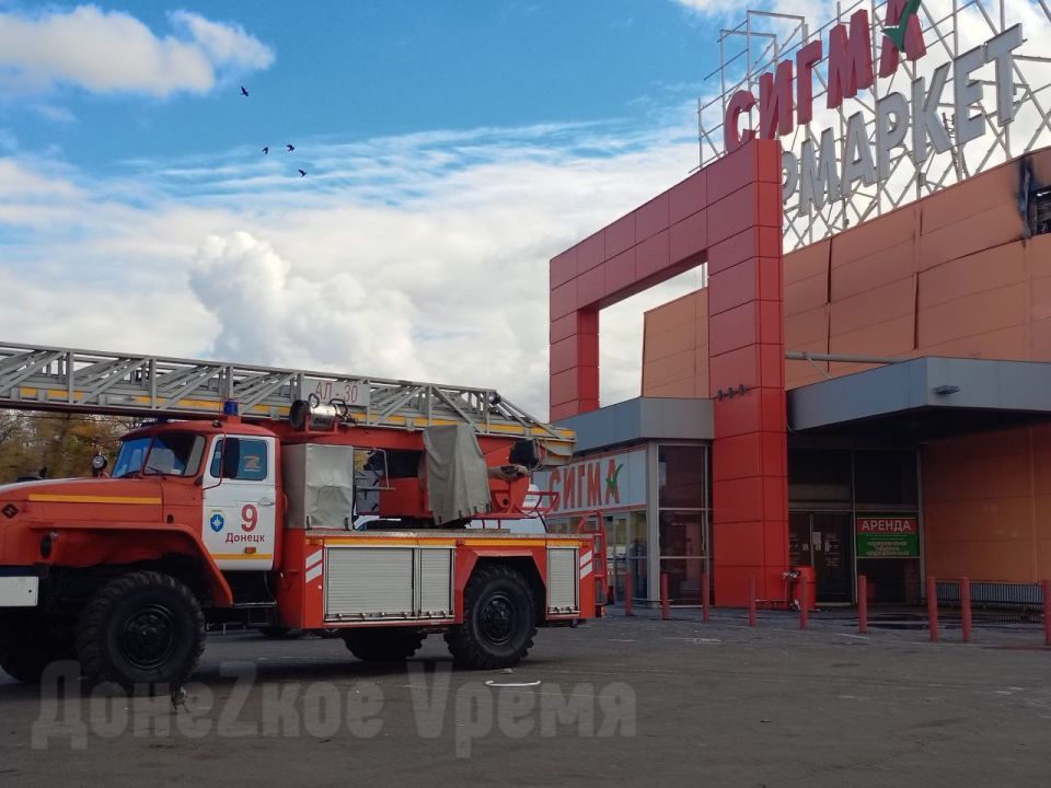 Любопытство пересилило безопасность: к сгоревшему гипермаркету "Сигма-Ленд" потянулись толпы зевак Любопытство пересилило безопасность: к сгоревшему гипермаркету "Сигма-Ленд" потянулись толпы зевак