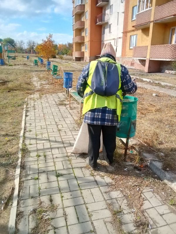 С заботой об округе.. На 12.10.2025 г. сотрудниками МУП "ЭКОС" выполнены следующие виды работ: Развоз технической воды по ёмкостям в пгт. Пантелеймоновка Погрузка опавшей мокрой листвы по ул. Машиностроителей Расчистка... С заботой об округе.. На 12.10.2025 г. сотрудниками МУП "ЭКОС" выполнены следующие виды работ: Развоз технической воды по ёмкостям в пгт. Пантелеймоновка Погрузка опавшей мокрой листвы по ул. Машиностроителей Расчистка...