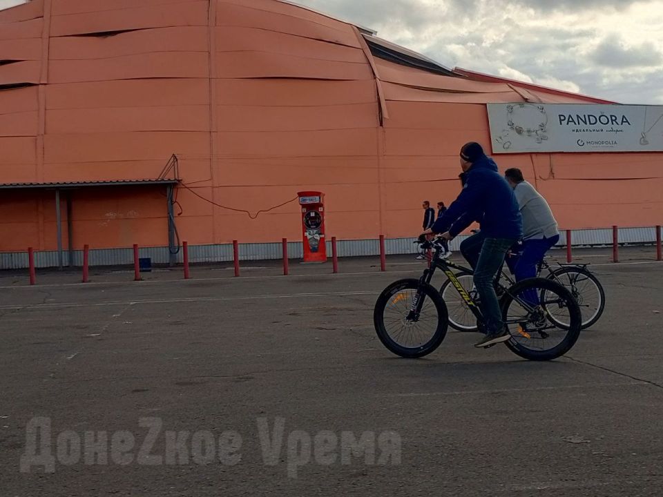 Любопытство пересилило безопасность: к сгоревшему гипермаркету "Сигма-Ленд" потянулись толпы зевак Любопытство пересилило безопасность: к сгоревшему гипермаркету "Сигма-Ленд" потянулись толпы зевак