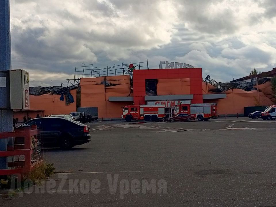 Любопытство пересилило безопасность: к сгоревшему гипермаркету "Сигма-Ленд" потянулись толпы зевак Любопытство пересилило безопасность: к сгоревшему гипермаркету "Сигма-Ленд" потянулись толпы зевак