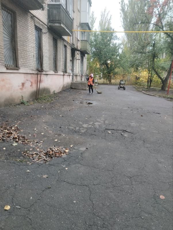 С заботой об округе.. На 12.10.2025 года сотрудниками МУП АГЯ «ЖЭК» выполнены следующие виды работ: выполнены работы по уборке придомовой территории по адресам: С заботой об округе.. На 12.10.2025 года сотрудниками МУП АГЯ «ЖЭК» выполнены следующие виды работ: выполнены работы по уборке придомовой территории по адресам: