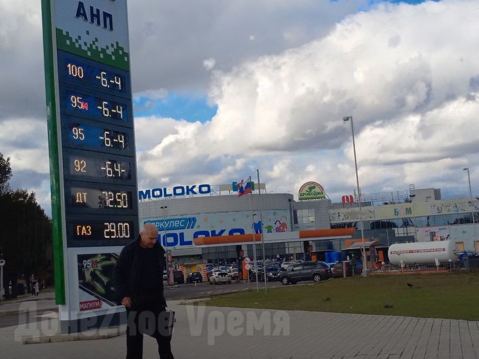Очереди километровые: на редких АЗС с бензином в Донецке выстраиваются десятки машин Очереди километровые: на редких АЗС с бензином в Донецке выстраиваются десятки машин