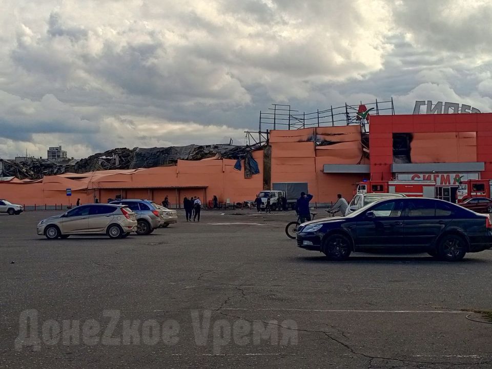 Любопытство пересилило безопасность: к сгоревшему гипермаркету "Сигма-Ленд" потянулись толпы зевак Любопытство пересилило безопасность: к сгоревшему гипермаркету "Сигма-Ленд" потянулись толпы зевак