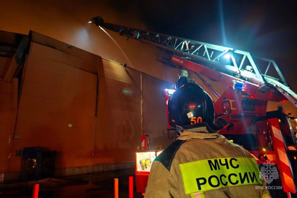 Фото с места тушения пожара гипермаркета в объективе пресс-службы МЧС Фото с места тушения пожара гипермаркета в объективе пресс-службы МЧС