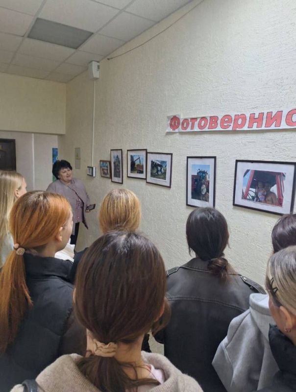 В Урзуфском сельском Доме культуры открылась фотовыставка «Мы этой земли продолжение» В Урзуфском сельском Доме культуры открылась фотовыставка «Мы этой земли продолжение»