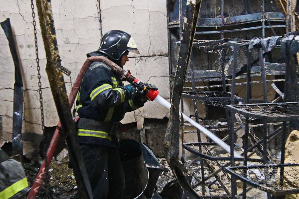 Фото с места тушения пожара гипермаркета в объективе пресс-службы МЧС Фото с места тушения пожара гипермаркета в объективе пресс-службы МЧС