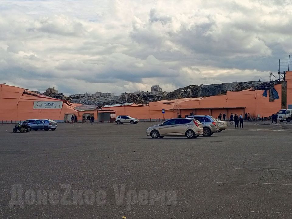 Любопытство пересилило безопасность: к сгоревшему гипермаркету "Сигма-Ленд" потянулись толпы зевак Любопытство пересилило безопасность: к сгоревшему гипермаркету "Сигма-Ленд" потянулись толпы зевак