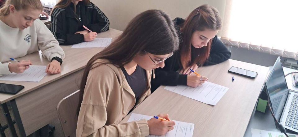 Школьники Мангушского округа, в рамках проекта «Российское село» приняли участие во Всероссийском агродиктанте Школьники Мангушского округа, в рамках проекта «Российское село» приняли участие во Всероссийском агродиктанте