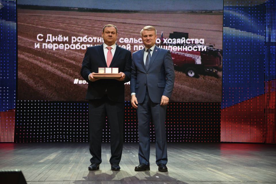 Артем Крамаренко: Сегодня в Донецке мы торжественно отметили День работника сельского хозяйства и перерабатывающей промышленности Артем Крамаренко: Сегодня в Донецке мы торжественно отметили День работника сельского хозяйства и перерабатывающей промышленности