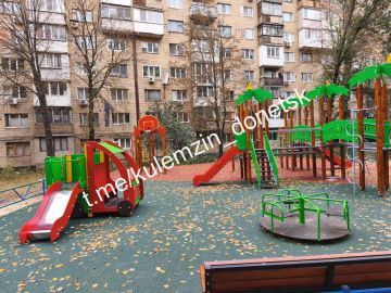 Алексей Кулемзин: По поручению Главы Республики Дениса Пушилина, в Калининском районе на проспекте Ильича завершён монтаж новой детской площадки