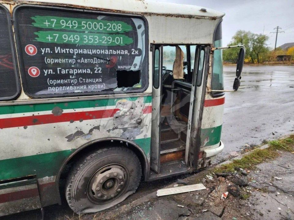 Последствия удара БПЛА ВСУ по гражданскому автобусу в жилом массиве «Комсомолец» (Никитовский район Горловки) Последствия удара БПЛА ВСУ по гражданскому автобусу в жилом массиве «Комсомолец» (Никитовский район Горловки)