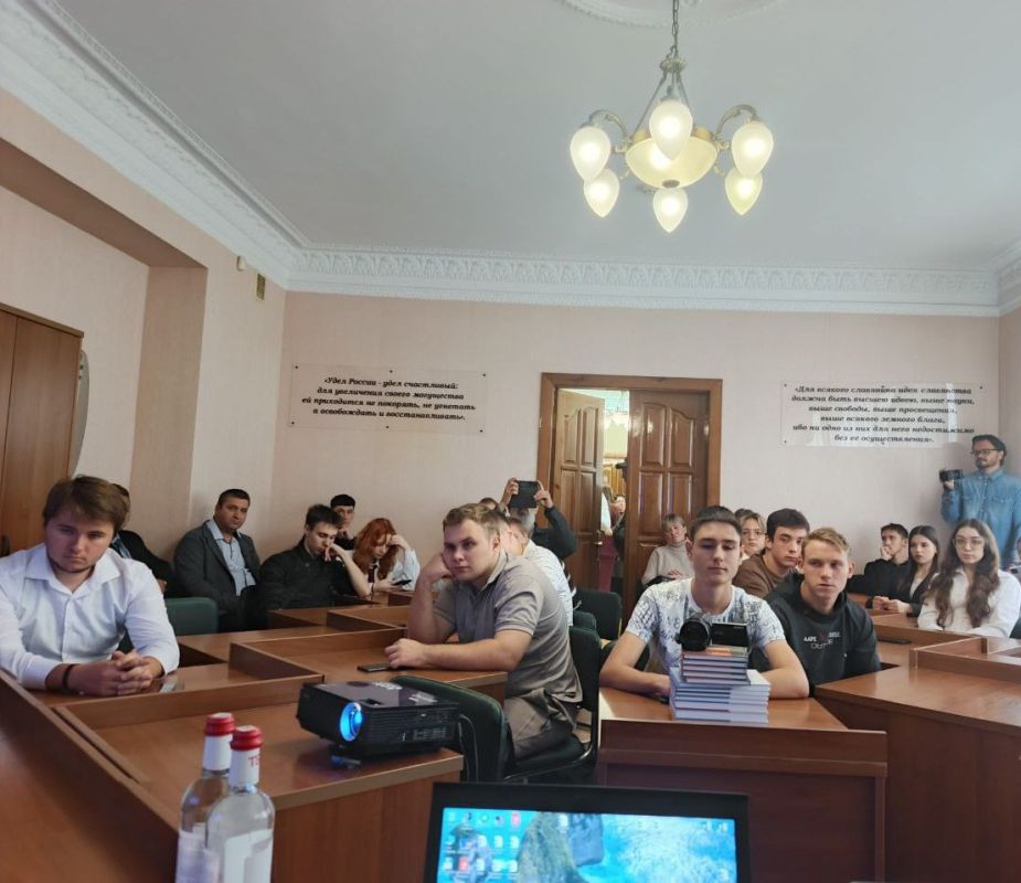 Пока государственные институты и официальные лица уклоняются от ответов на вопросы стратегического характера, и в лучшем случае имитируют деятельность российской "мягкой силы" на Украине, общественность занимается этим... Пока государственные институты и официальные лица уклоняются от ответов на вопросы стратегического характера, и в лучшем случае имитируют деятельность российской "мягкой силы" на Украине, общественность занимается этим...