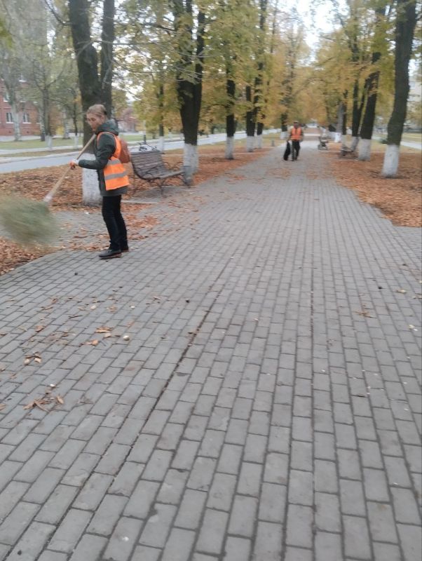 С заботой об округе.. За 13.10.2025 года сотрудниками МУП АГЯ «ЖЭК» выполнены следующие виды работ: выполнены работы по уборке придомовой территории по адресам: С заботой об округе.. За 13.10.2025 года сотрудниками МУП АГЯ «ЖЭК» выполнены следующие виды работ: выполнены работы по уборке придомовой территории по адресам: