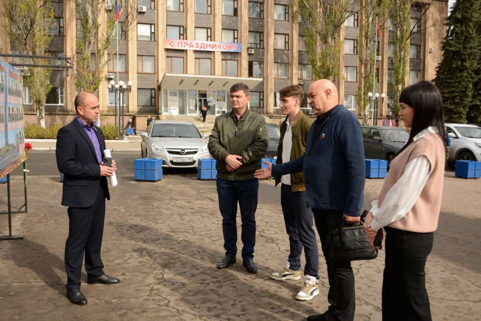 Накануне я побывал на мемориале в Торезе вместе с главой администрации Артёмом Чесноковым, зампредом горсовета Андреем Пашковым и депутатом молодёжного парламента ДНР Яном Андриенко Накануне я побывал на мемориале в Торезе вместе с главой администрации Артёмом Чесноковым, зампредом горсовета Андреем Пашковым и депутатом молодёжного парламента ДНР Яном Андриенко
