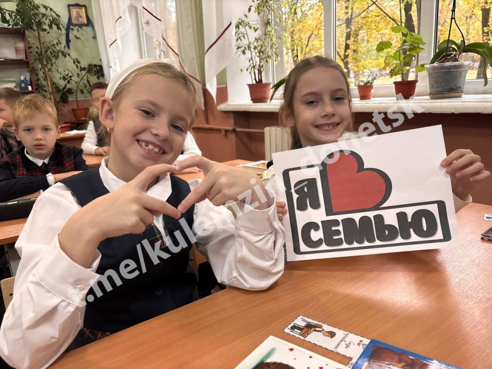 Сегодня в общеобразовательных учреждениях Донецка прошли беседы на тему «Как понять друг друга разным поколениям?» Сегодня в общеобразовательных учреждениях Донецка прошли беседы на тему «Как понять друг друга разным поколениям?»