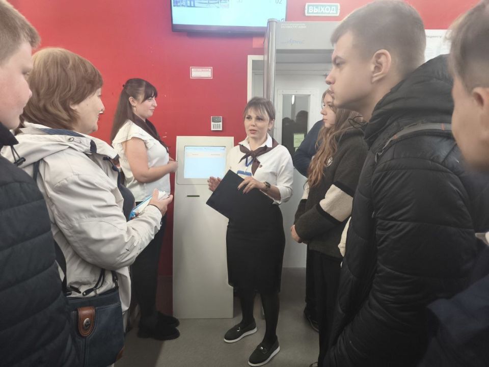 В рамках партийного проекта Единой России "Моя карьера" специалисты Тельмановского центра занятости совместно с МФЦ провели профессиографическую экскурсию для учащихся 8 класса Тельмановской гимназии В рамках партийного проекта Единой России "Моя карьера" специалисты Тельмановского центра занятости совместно с МФЦ провели профессиографическую экскурсию для учащихся 8 класса Тельмановской гимназии