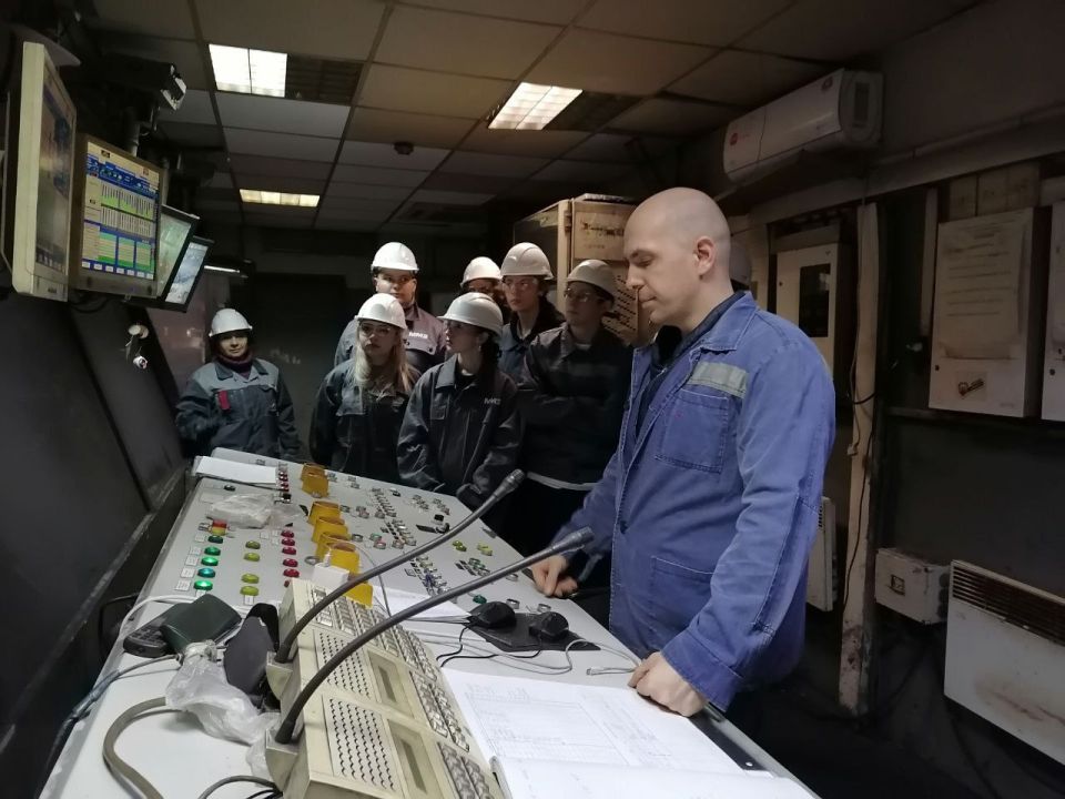 В рамках сотрудничества между Филиалом № 3 «Макеевский металлургический завод» ООО «ЮГМК Донецк» и учебными заведениями города на промышленной площадке завода прошла экскурсия для учащихся средней школы № 108 и студентов... В рамках сотрудничества между Филиалом № 3 «Макеевский металлургический завод» ООО «ЮГМК Донецк» и учебными заведениями города на промышленной площадке завода прошла экскурсия для учащихся средней школы № 108 и студентов...