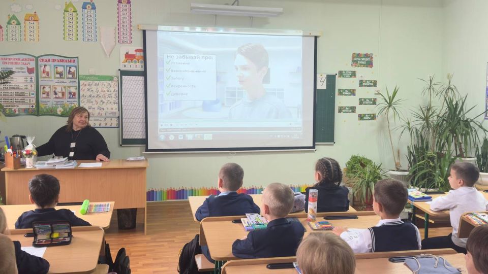 «Разговоры о важном». Утро в Тельмановской гимназии традиционно началось с еженедельной линейки и почётного права выноса флага Российской Федерации и флага Донецкой Народной Республики юнармейцами ВПК «Юные патриоты... «Разговоры о важном». Утро в Тельмановской гимназии традиционно началось с еженедельной линейки и почётного права выноса флага Российской Федерации и флага Донецкой Народной Республики юнармейцами ВПК «Юные патриоты...
