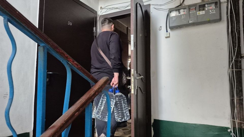Руководитель общественной приемной Дебальцевского МО всероссийской политической партии «Единая Россия» Татьяна Норец совместно активистами доставили питьевую воду пожилым людям Руководитель общественной приемной Дебальцевского МО всероссийской политической партии «Единая Россия» Татьяна Норец совместно активистами доставили питьевую воду пожилым людям
