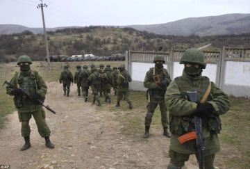 В крымском селе Перевальном на севере Симферополя была удивительная ситуация: российский десант блокировал украинскую в/ч в марте 2014-го, однако кроме обычных контрактников на ней ещё была рота