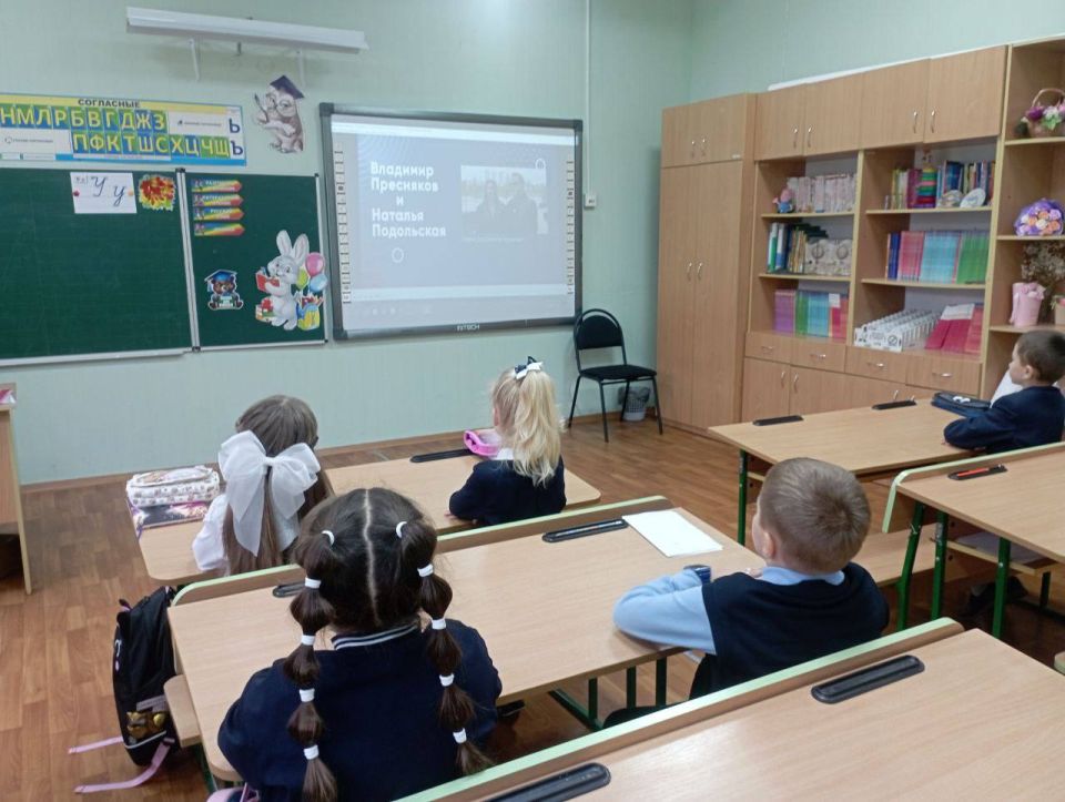 «Разговоры о важном». Утро в Тельмановской гимназии традиционно началось с еженедельной линейки и почётного права выноса флага Российской Федерации и флага Донецкой Народной Республики юнармейцами ВПК «Юные патриоты... «Разговоры о важном». Утро в Тельмановской гимназии традиционно началось с еженедельной линейки и почётного права выноса флага Российской Федерации и флага Донецкой Народной Республики юнармейцами ВПК «Юные патриоты...