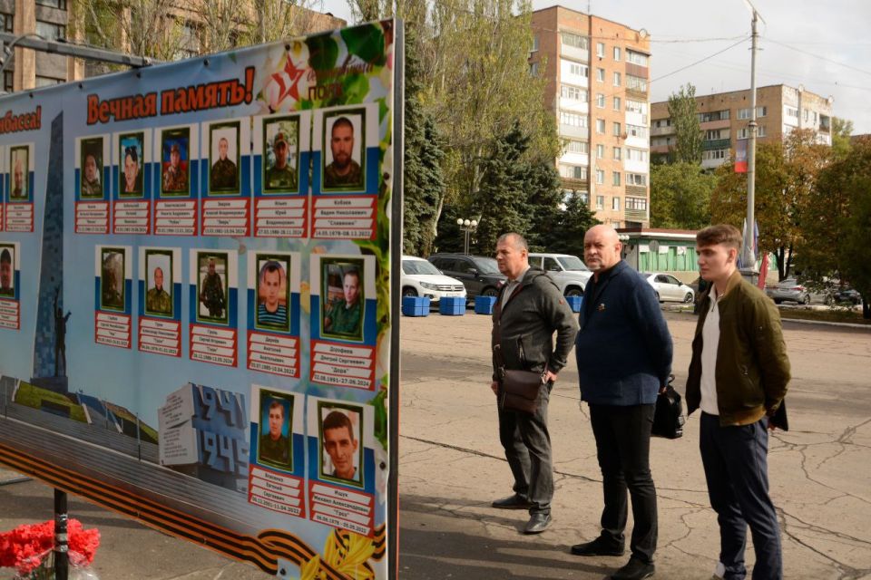 Накануне я побывал на мемориале в Торезе вместе с главой администрации Артёмом Чесноковым, зампредом горсовета Андреем Пашковым и депутатом молодёжного парламента ДНР Яном Андриенко Накануне я побывал на мемориале в Торезе вместе с главой администрации Артёмом Чесноковым, зампредом горсовета Андреем Пашковым и депутатом молодёжного парламента ДНР Яном Андриенко