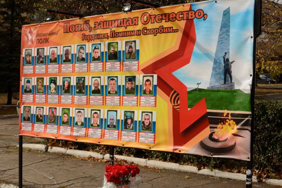 Накануне я побывал на мемориале в Торезе вместе с главой администрации Артёмом Чесноковым, зампредом горсовета Андреем Пашковым и депутатом молодёжного парламента ДНР Яном Андриенко Накануне я побывал на мемориале в Торезе вместе с главой администрации Артёмом Чесноковым, зампредом горсовета Андреем Пашковым и депутатом молодёжного парламента ДНР Яном Андриенко
