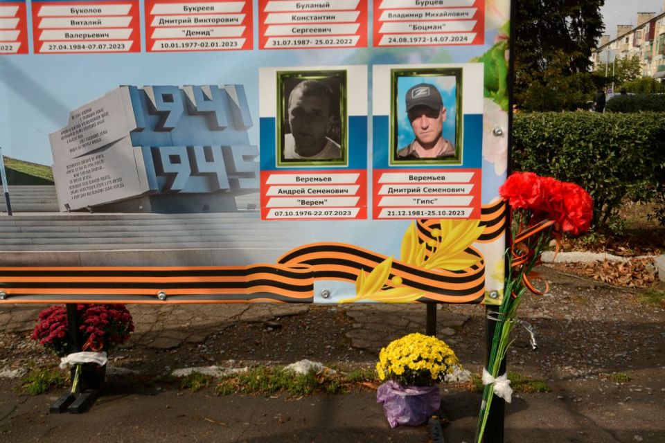 Накануне я побывал на мемориале в Торезе вместе с главой администрации Артёмом Чесноковым, зампредом горсовета Андреем Пашковым и депутатом молодёжного парламента ДНР Яном Андриенко Накануне я побывал на мемориале в Торезе вместе с главой администрации Артёмом Чесноковым, зампредом горсовета Андреем Пашковым и депутатом молодёжного парламента ДНР Яном Андриенко