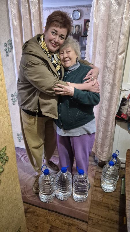 Мы – там, где нас ждут. Руководитель местной общественной приёмной Единой России в Дебальцево Татьяна Норец вместе с партийными активистами доставила питьевую воду пожилым жителям Мы – там, где нас ждут. Руководитель местной общественной приёмной Единой России в Дебальцево Татьяна Норец вместе с партийными активистами доставила питьевую воду пожилым жителям
