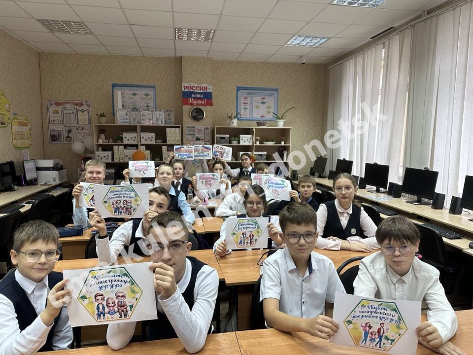Сегодня в общеобразовательных учреждениях Донецка прошли беседы на тему «Как понять друг друга разным поколениям?» Сегодня в общеобразовательных учреждениях Донецка прошли беседы на тему «Как понять друг друга разным поколениям?»