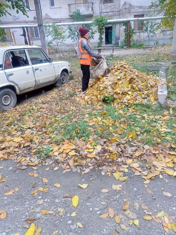 С заботой об округе.. За 13.10.2025 года сотрудниками МУП АГЯ «ЖЭК» выполнены следующие виды работ: выполнены работы по уборке придомовой территории по адресам: С заботой об округе.. За 13.10.2025 года сотрудниками МУП АГЯ «ЖЭК» выполнены следующие виды работ: выполнены работы по уборке придомовой территории по адресам:
