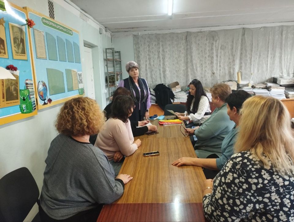 Депутат Тельмановского муниципального совета Галина Коссе встретилась с трудовым коллективом Отдела Образования Администрации Тельмановского муниципального округа