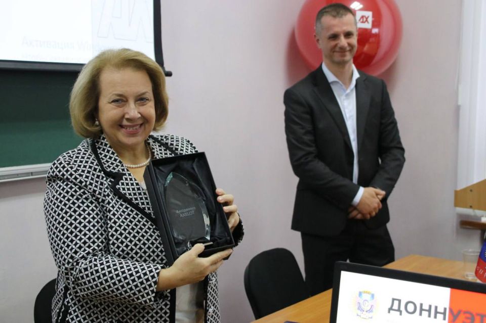 ДОННУЭТ и компания «AXELOT-L» в рамках соглашения о сотрудничестве торжественно открыли лабораторию «Цифровые технологии в логистике AXELOT LAB» на базе кафедры маркетинга и торгового дела ДОННУЭТ и компания «AXELOT-L» в рамках соглашения о сотрудничестве торжественно открыли лабораторию «Цифровые технологии в логистике AXELOT LAB» на базе кафедры маркетинга и торгового дела
