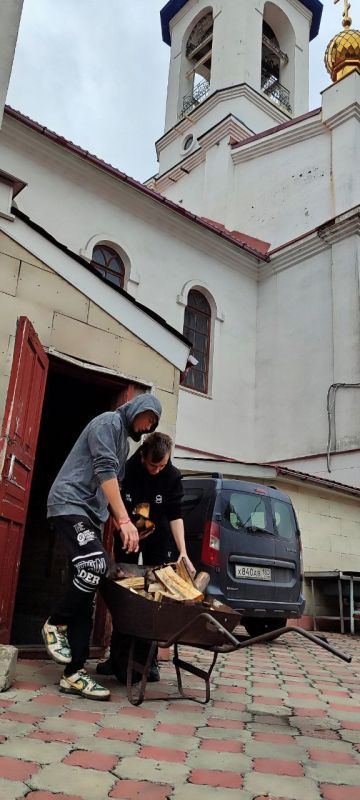Активисты партийного проекта «Женское движение Единой России» изготовили очередную партию свечей для фронта Активисты партийного проекта «Женское движение Единой России» изготовили очередную партию свечей для фронта
